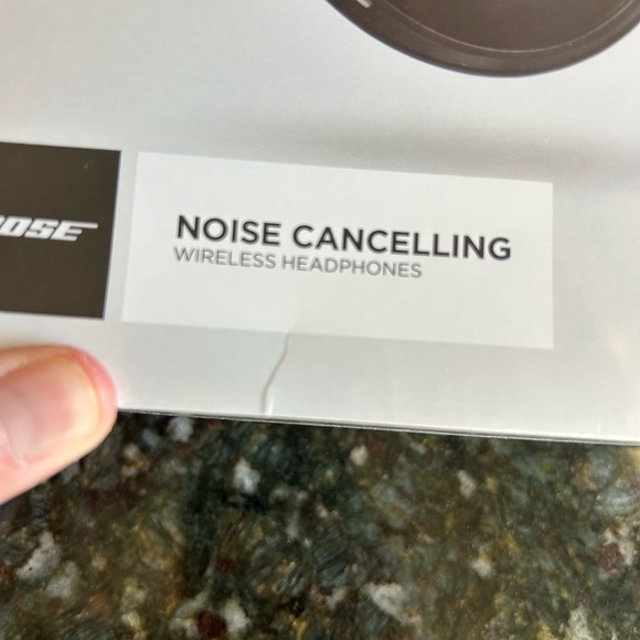 New In Box Bose Noise Cancelling Headphones Wireless Black. 759944-0050 - Picture 6 of 7